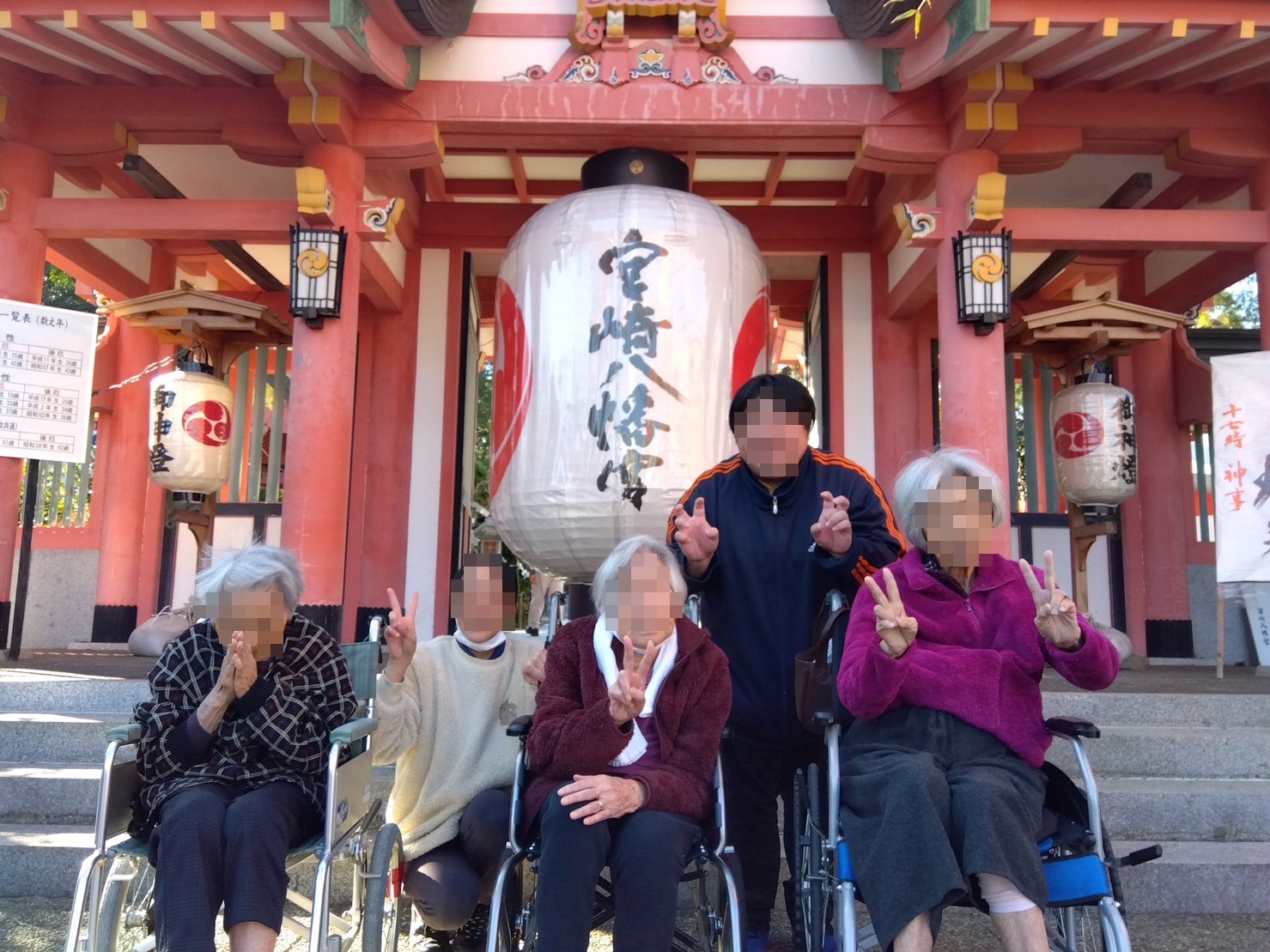 神社へお出かけの様子
