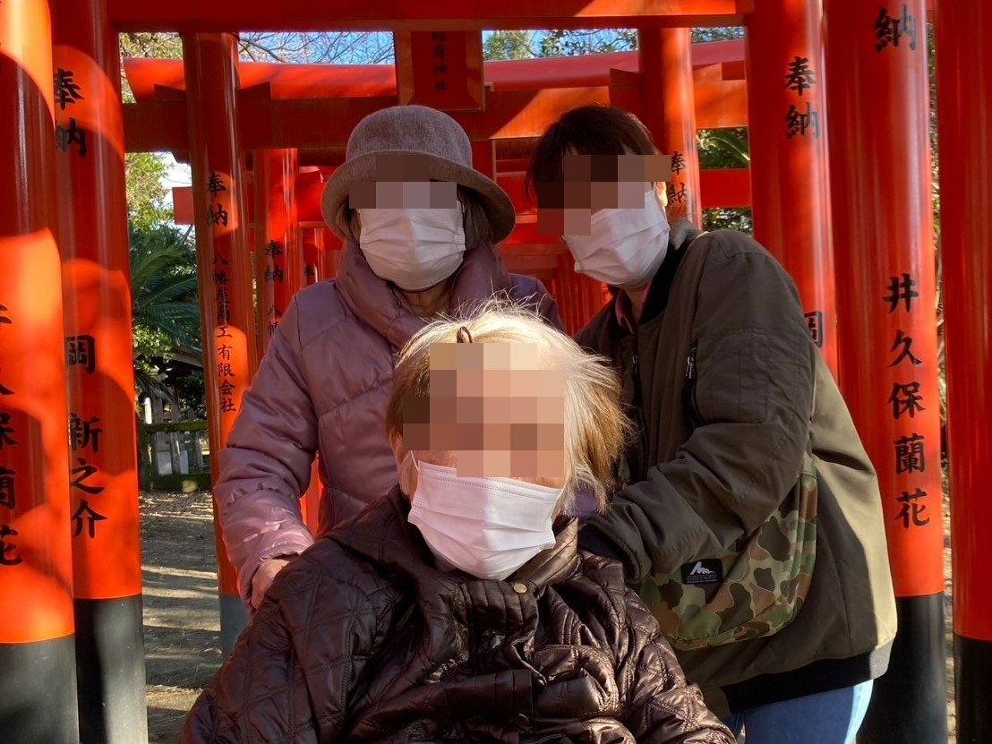 神社へお出かけの様子
